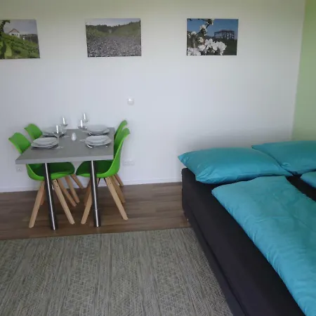 Apartament Weinstrassenapartment Fam. Dietrich Ratsch an der Weinstraße